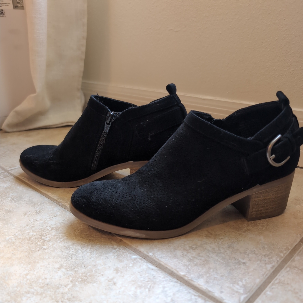 Black Low Ankle Chelsea Boots